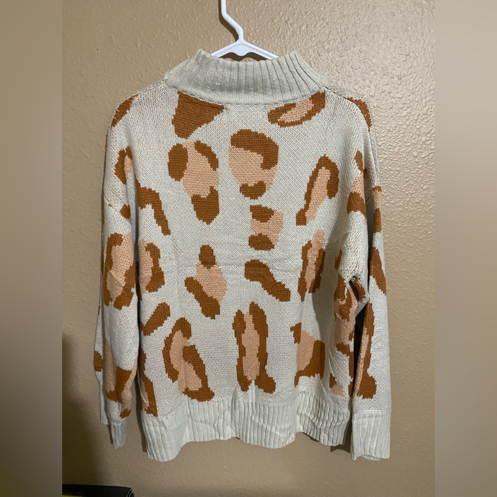 Stylish Cream and Brown leopard/cheetah print Women's Sweater Size small.